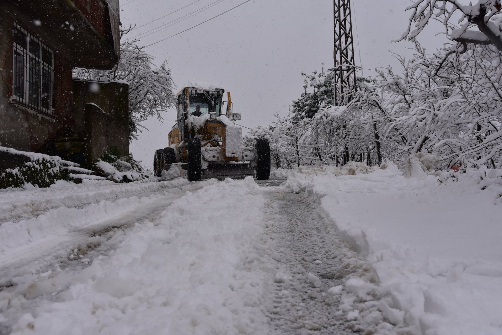 BELEDİYEDEN 30 ARAÇ 150 PERSONELLE KARLA MÜCADELE SEFERBERLİĞİ