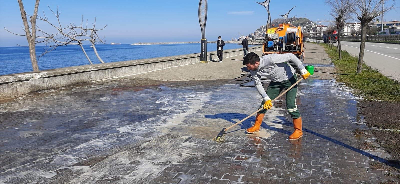 CADDE VE SOKAKLAR YIKANIYOR