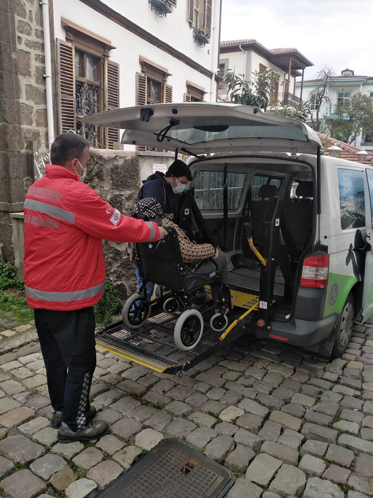 İHTİYAÇ SAHİBİ VATANDAŞLARA ULAŞIM HİZMETİ DEVAM EDİYOR