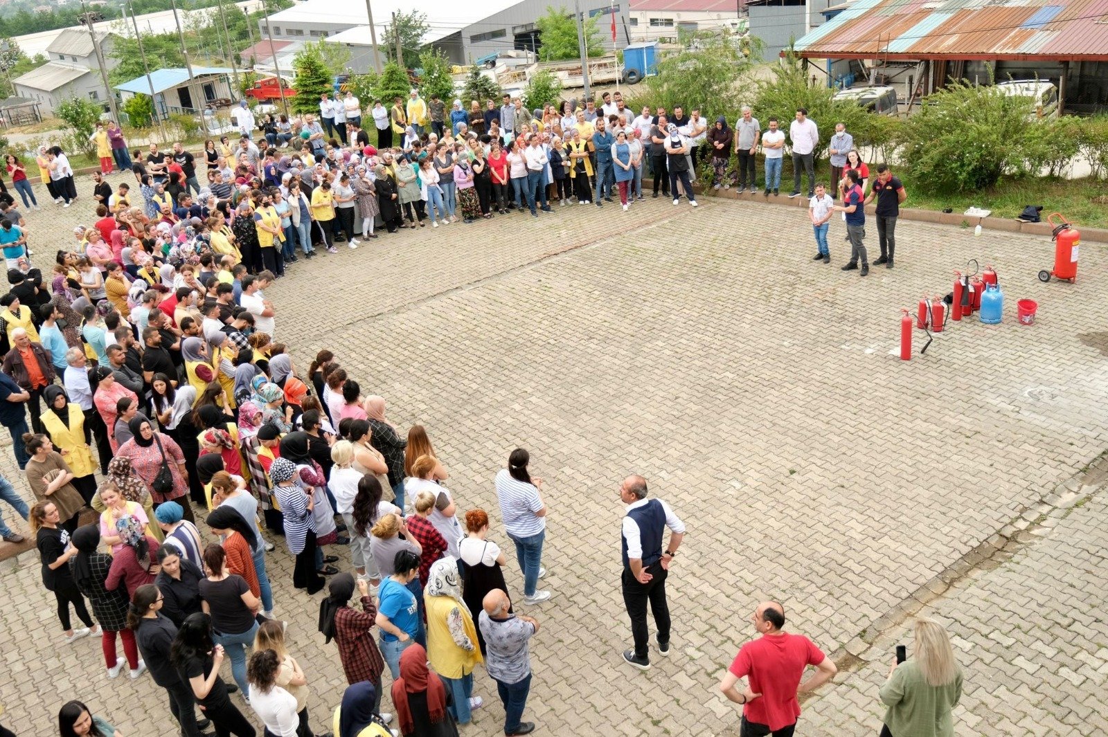 İTFAİYEDEN 500 KİŞİYE YANGIN TATBİKATI