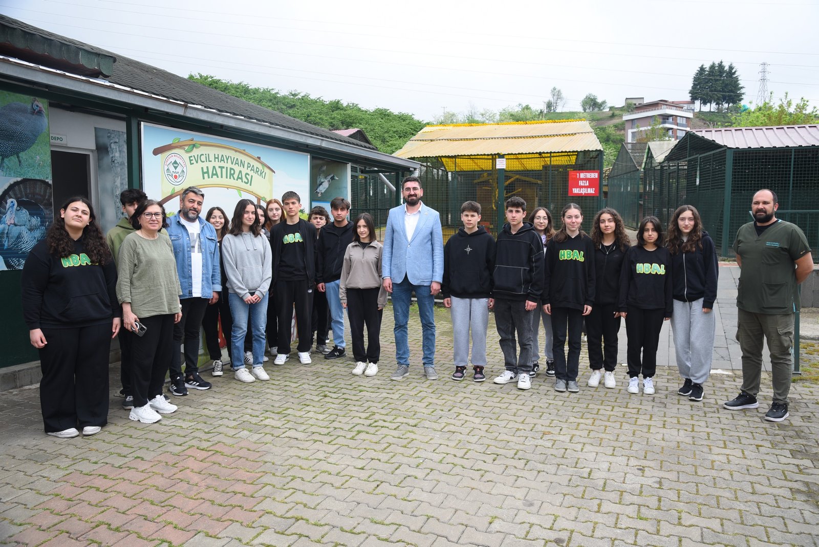 ÖĞRENCİLER HAYVANAT BAHÇESİNİ ZİYARET EDEREK MAMA DESTEĞİNDE BULUNDU