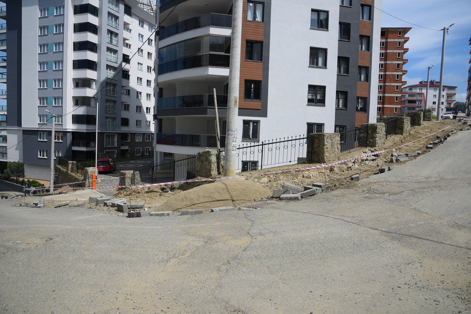 ERİKLİMAN MAHALLESİ’NDE 500 METRELİK MODERN KALDIRIM ÇALIŞMASI YAPILIYOR