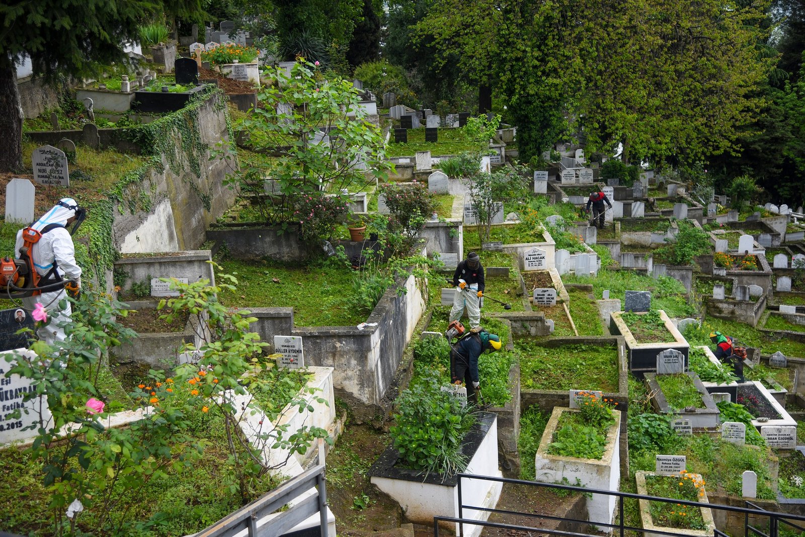 MEZARLIKLAR ANNELER GÜNÜ’NE HAZIRLANIYOR