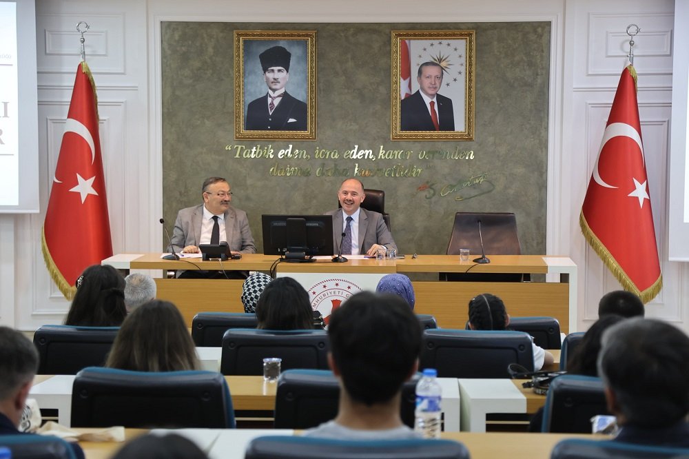 Vali Serdengeçti’den Başarılı Öğrencilere ve Eğitimcilere Ödül