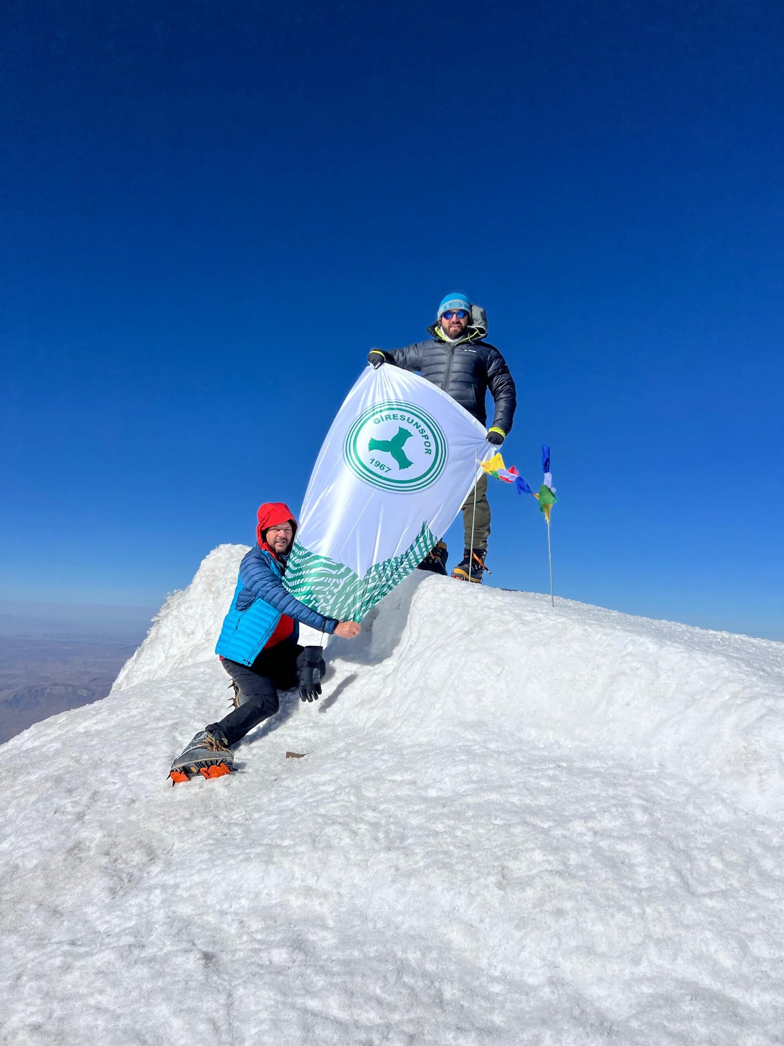 Giresunlu Dağcılar Ağrı Dağında Giresunspor Bayrağı Açtılar