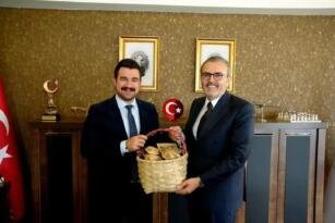 Mahir Ünal’dan Piraziz Belediyesi’ne Ziyaret