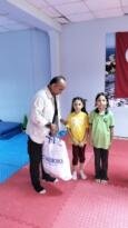 TÜRK BAYRAĞINA GÖSTERDİKLERİ DUYARLILIK ÖDÜLLENDİRİLDİ