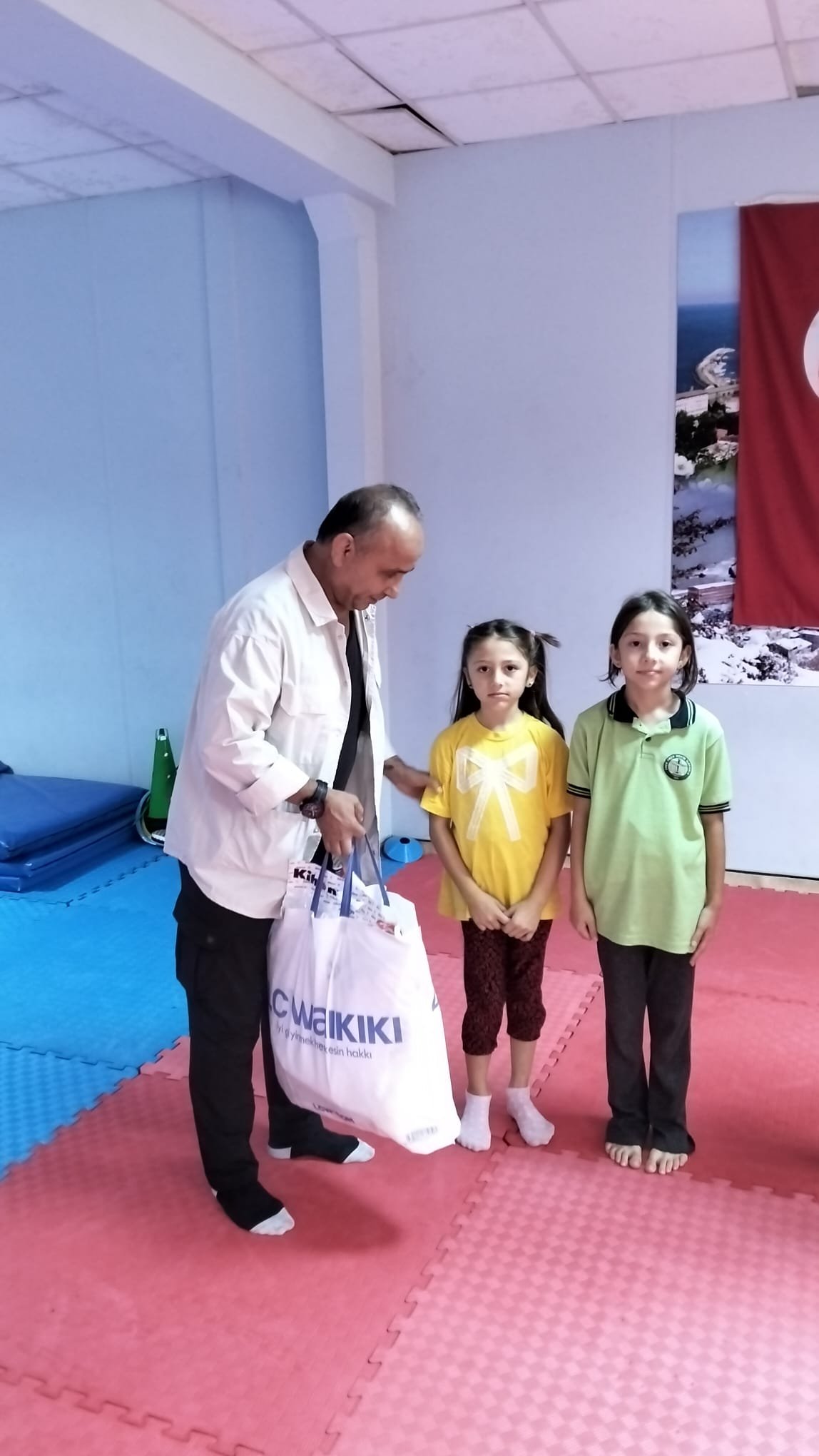 TÜRK BAYRAĞINA GÖSTERDİKLERİ DUYARLILIK ÖDÜLLENDİRİLDİ